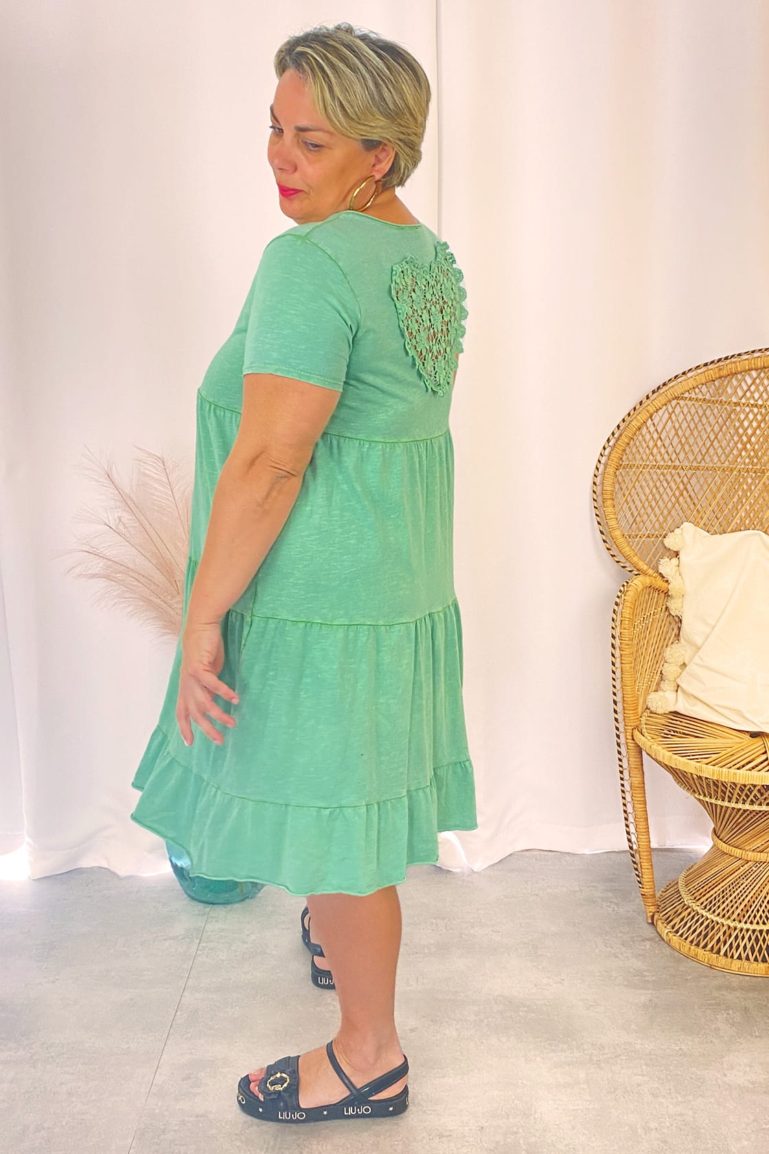 photo d'une femme portant une robe tunique pour femme ronde